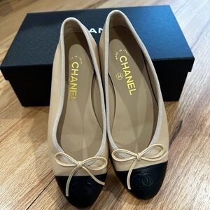 *SOLD* Authentic Chanel flats size 36